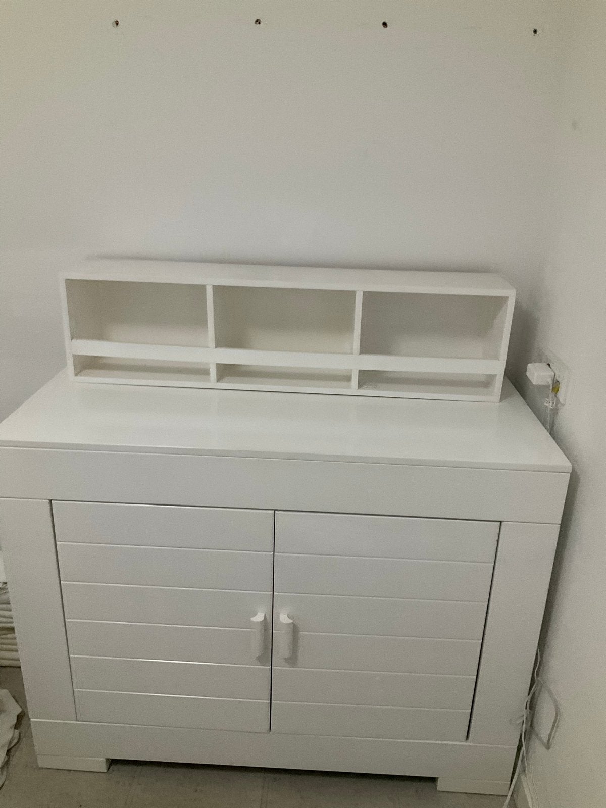 Gratis op ta halen Witte commode en of kast met plankje, Ophalen, 100 tot 150 cm, Zo goed als nieuw, Overige houtsoorten