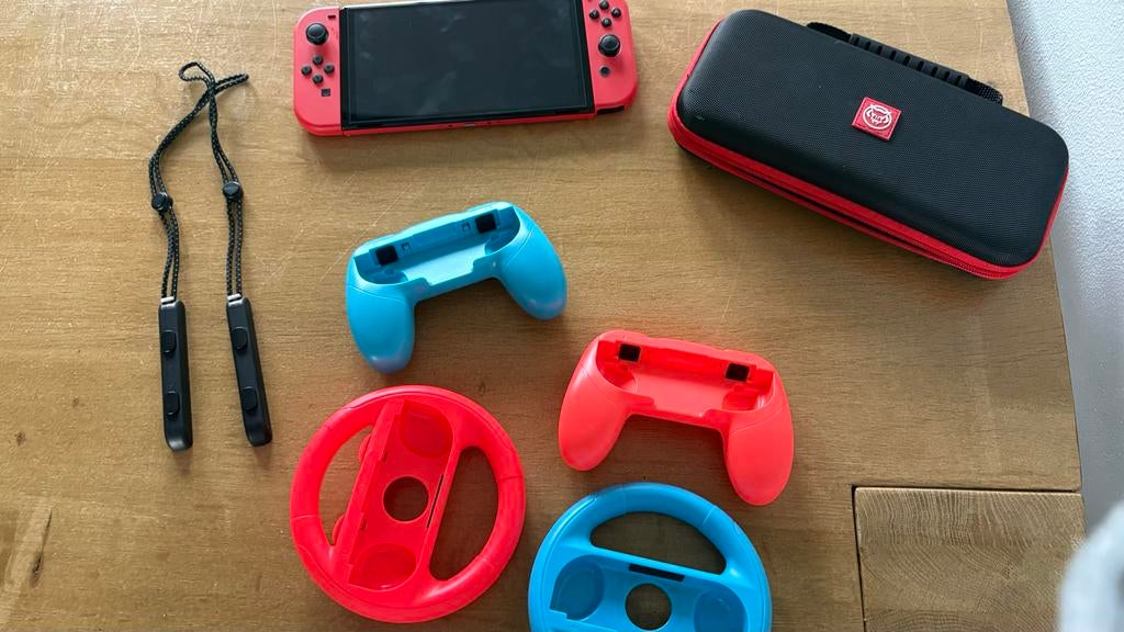 Rode Nintendo Switch Beginners Pakket - Compleet met Accesso, Spelcomputers en Games, Spelcomputers | Nintendo Switch, Zo goed als nieuw