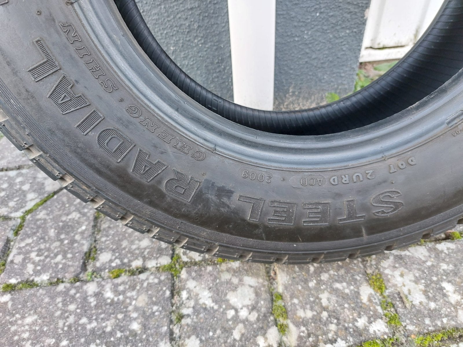 2 banden voor een aanhangwagen., Ophalen