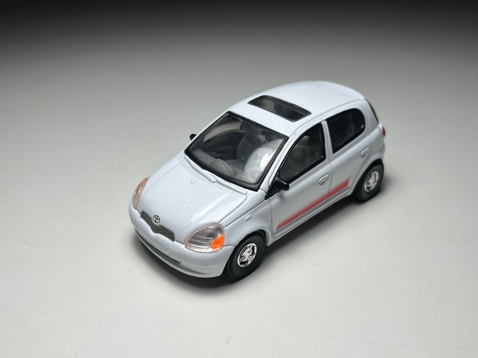 Tins Toys - Toyota Yaris - Schaal 1:36, Ophalen of Verzenden, Zo goed als nieuw, Auto