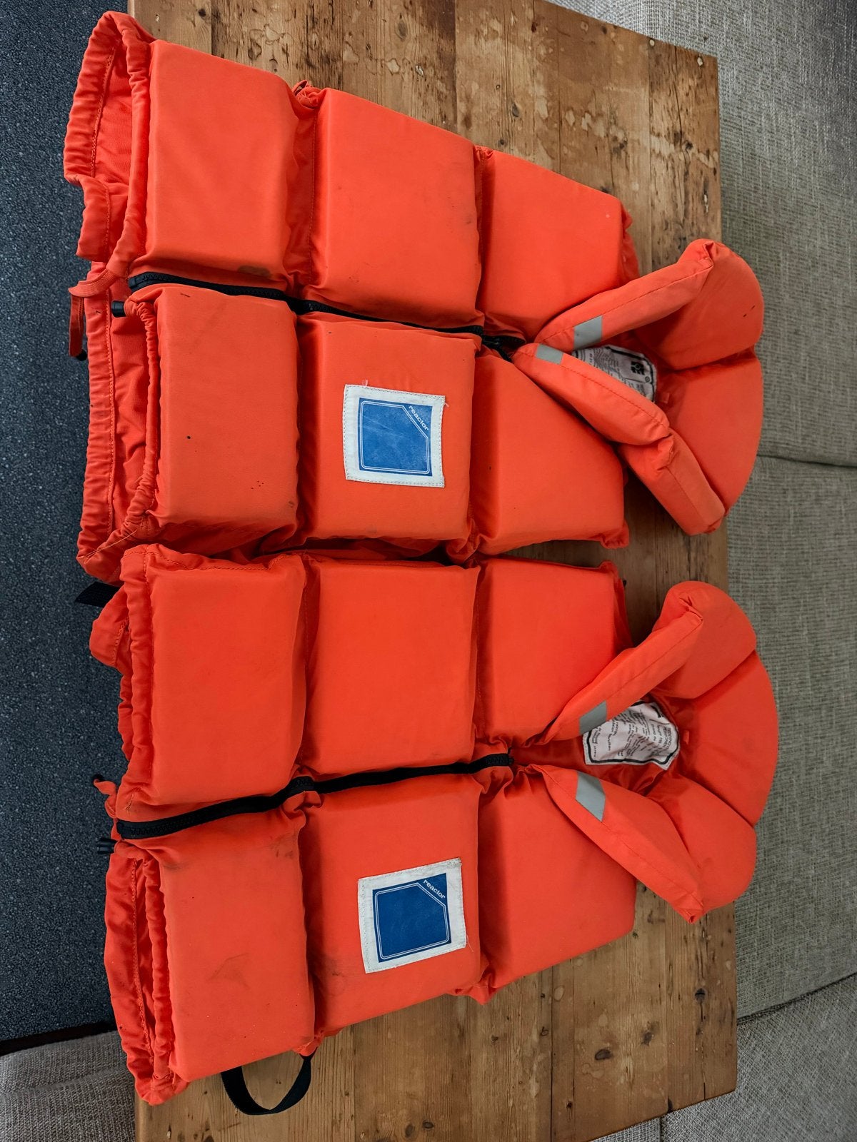 2x Oranje Zwemvesten / Reddingsvesten, Watersport en Boten, Ophalen, Gebruikt