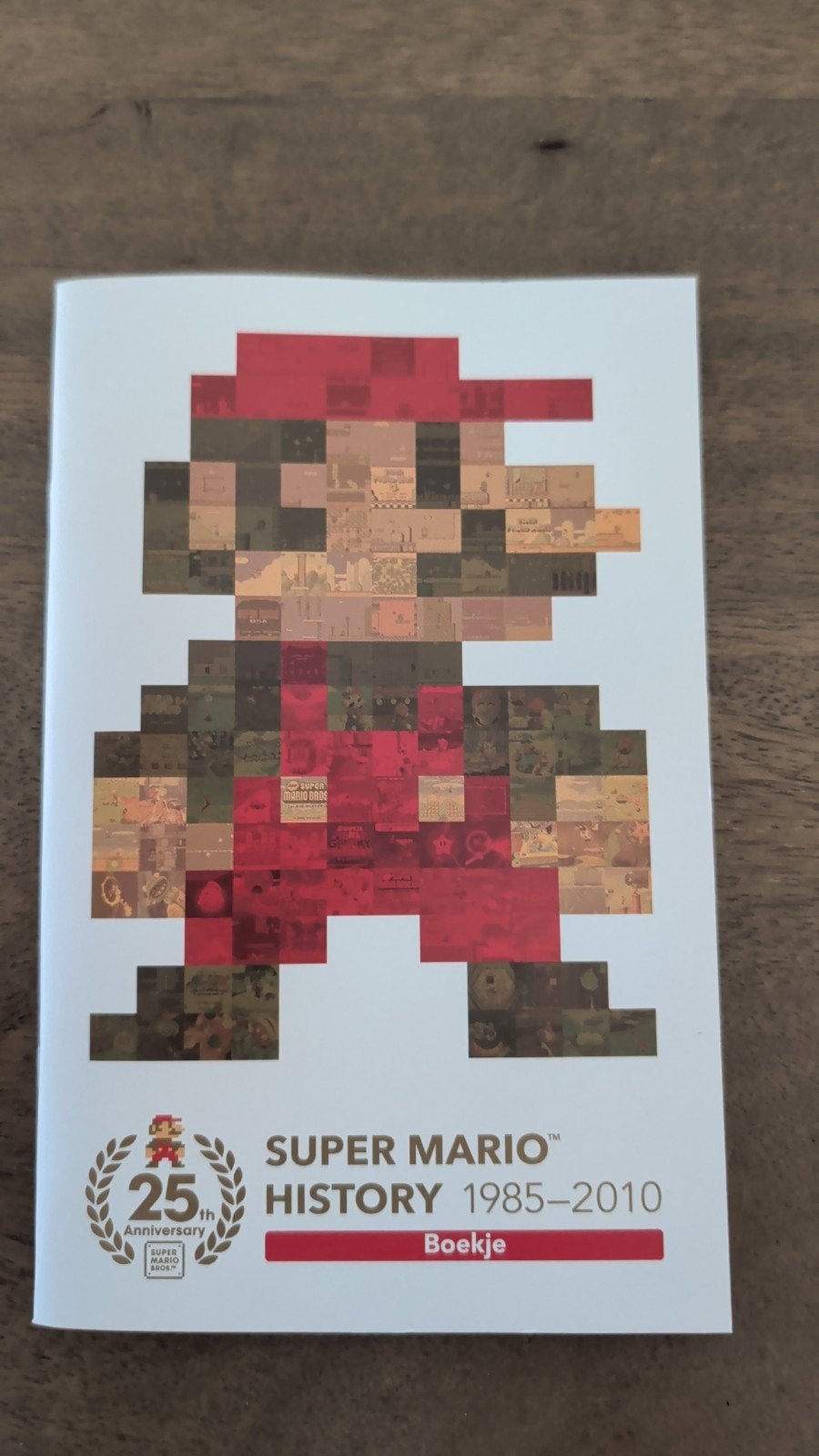Super Mario History 1985-2010 Boekje (25th Anniversary), Ophalen of Verzenden, Zo goed als nieuw