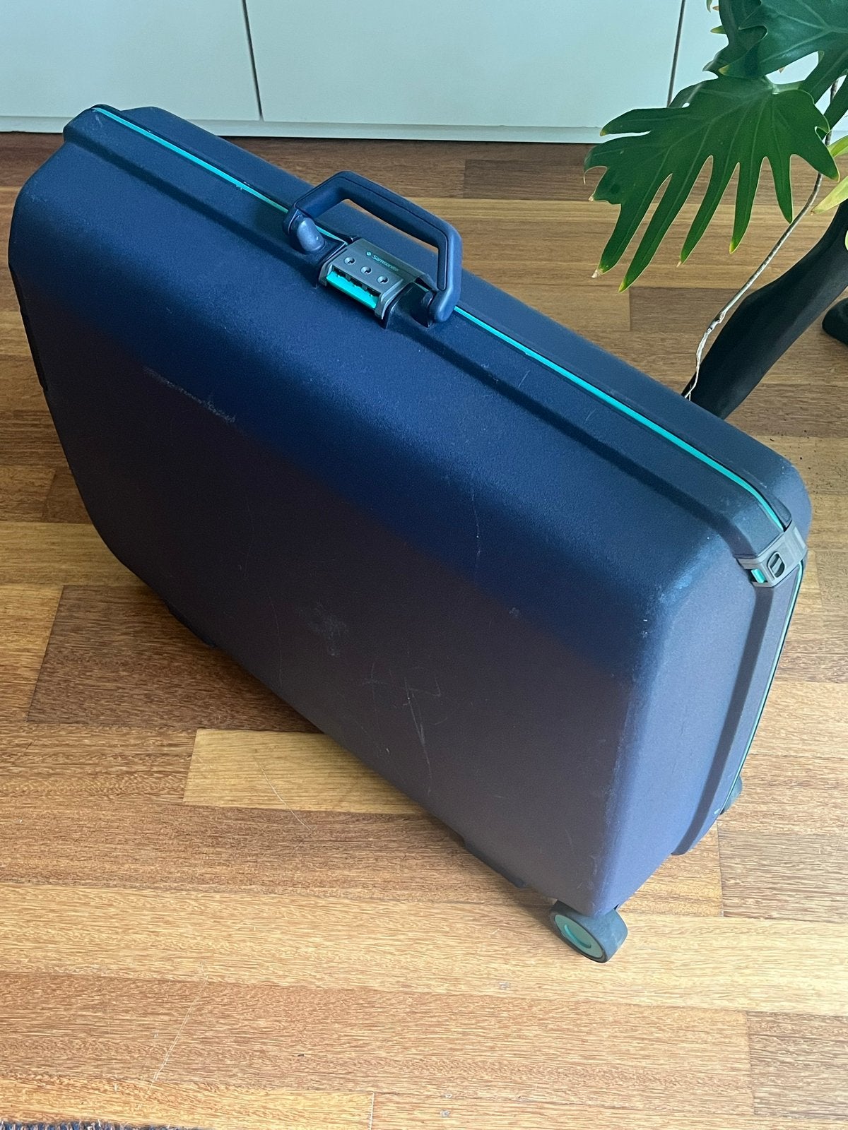 Samsonite Koffer met Wieltjes en Slot - Donkerbl 70x60x28 cm, Sieraden, Tassen en Uiterlijk, Koffers, Gebruikt, Hard kunststof