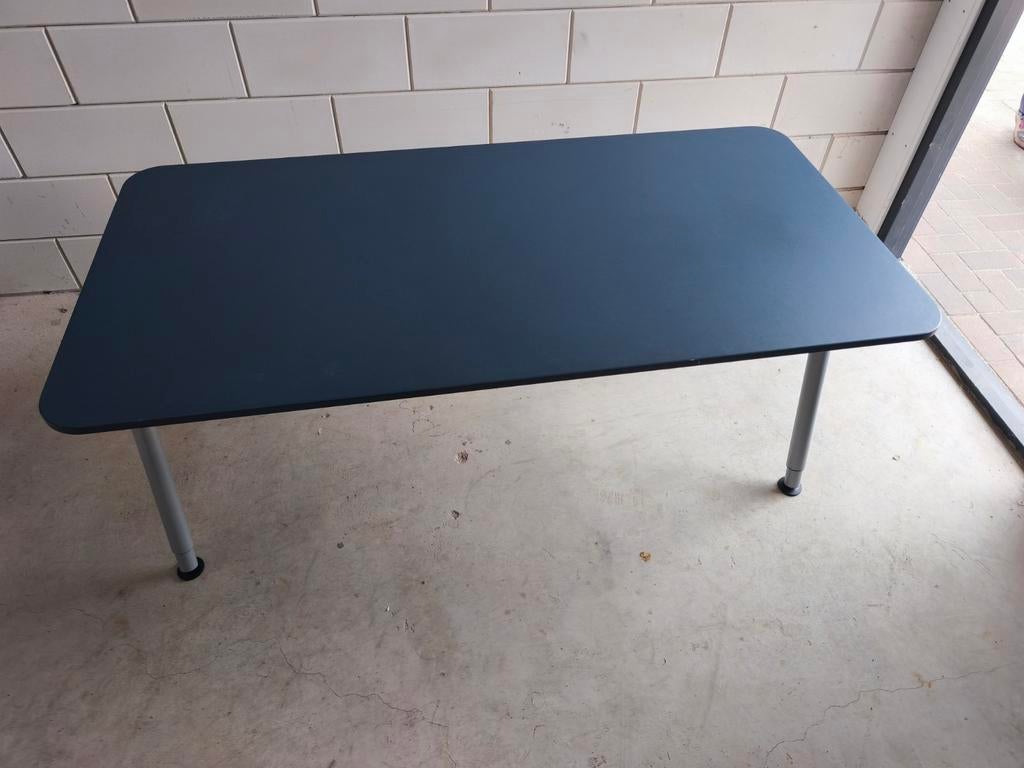 Ikea Hygge/Bekant bureau, blauw blad, Huis en Inrichting, Bureaus, Ophalen, 160 cm, Gebruikt, In hoogte verstelbaar