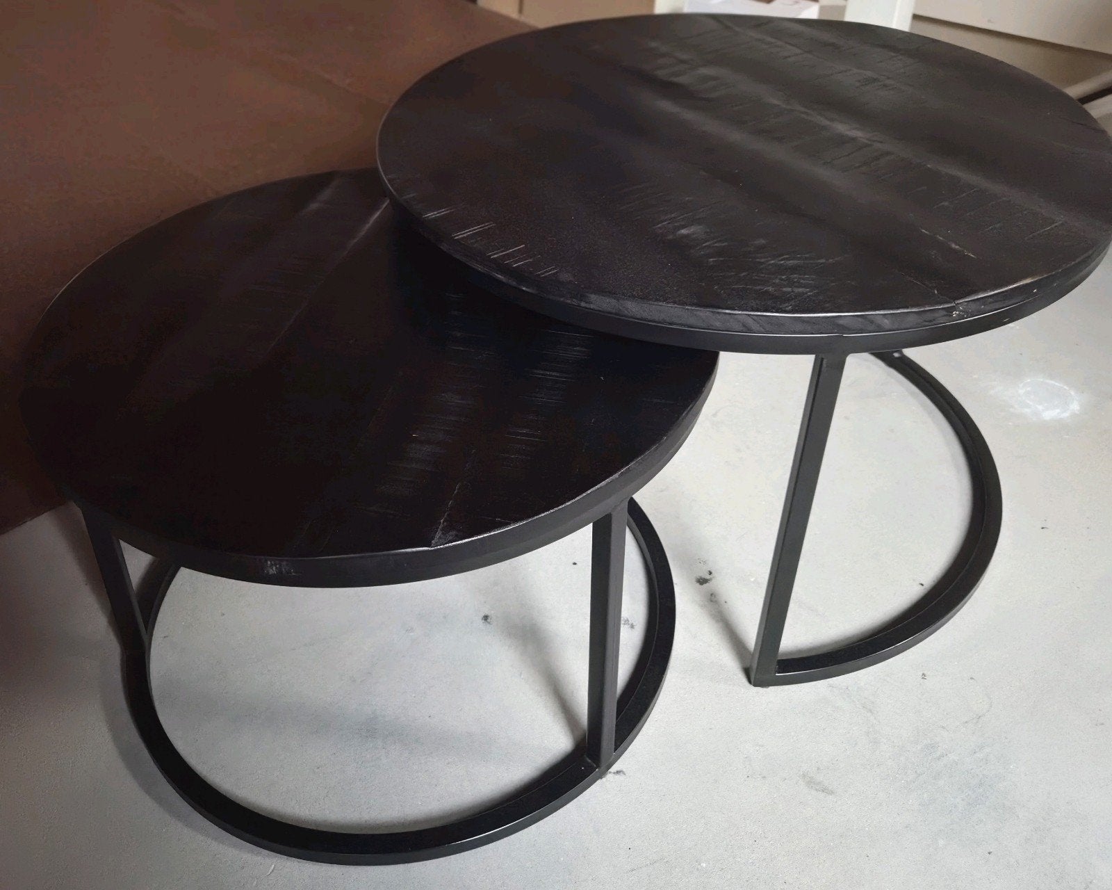 Set van 2 ronde salontafels - Zwart hout en metaal, Huis en Inrichting, Ophalen, 50 – 75, Gebruikt, 50 tot 100 cm