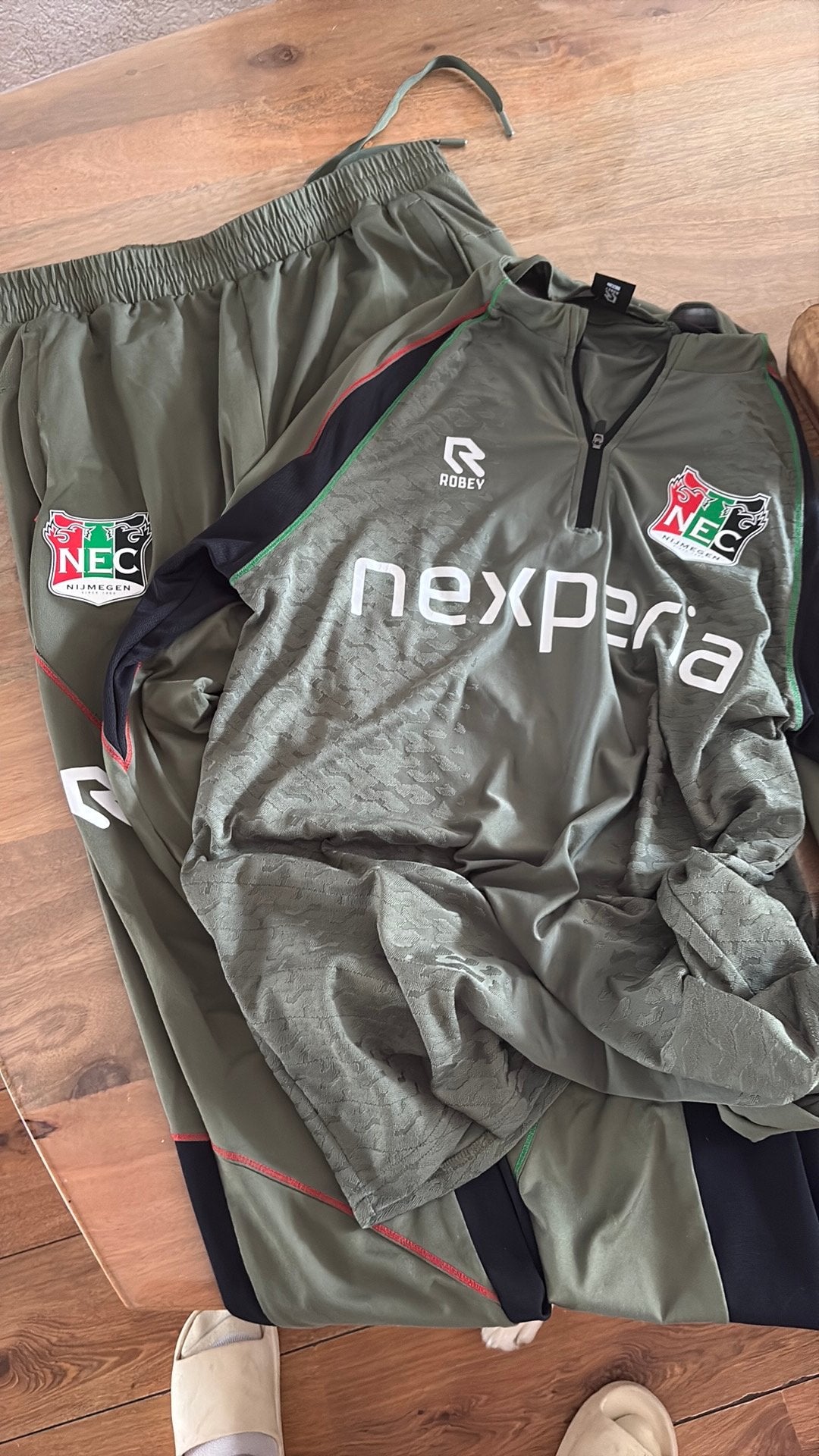 Nec  Nijmegen ,Trainingspak , Herenmaat M., Ophalen of Verzenden, Zo goed als nieuw, Maat 48/50 (M), Voetbal