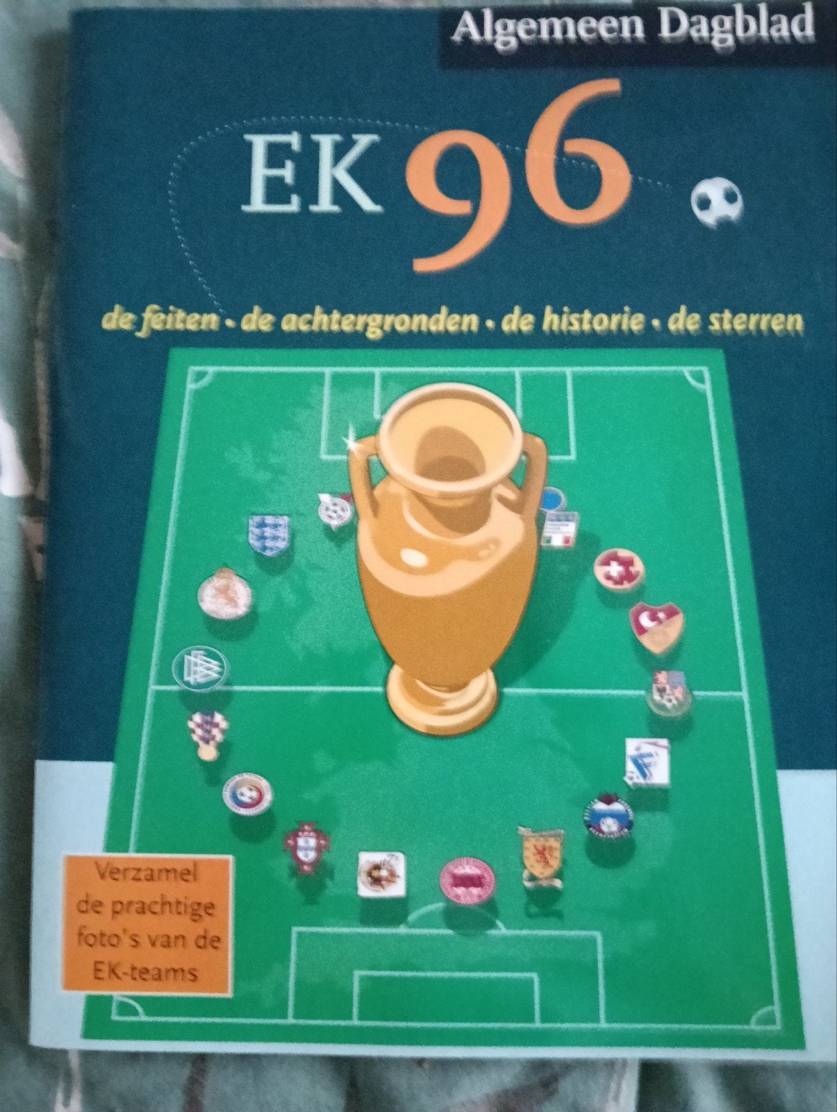 Mooi boek EK 96 met van alle deelnemers elftalfoto, Ophalen of Verzenden, Nieuw, Boek of Tijdschrift