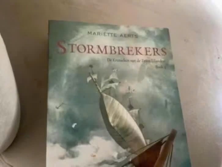 Stormbrekers - De Kronieken van de Zeven Eilanden Boek 1, Boeken, Ophalen of Verzenden, Gelezen, Mariëtte Aerts