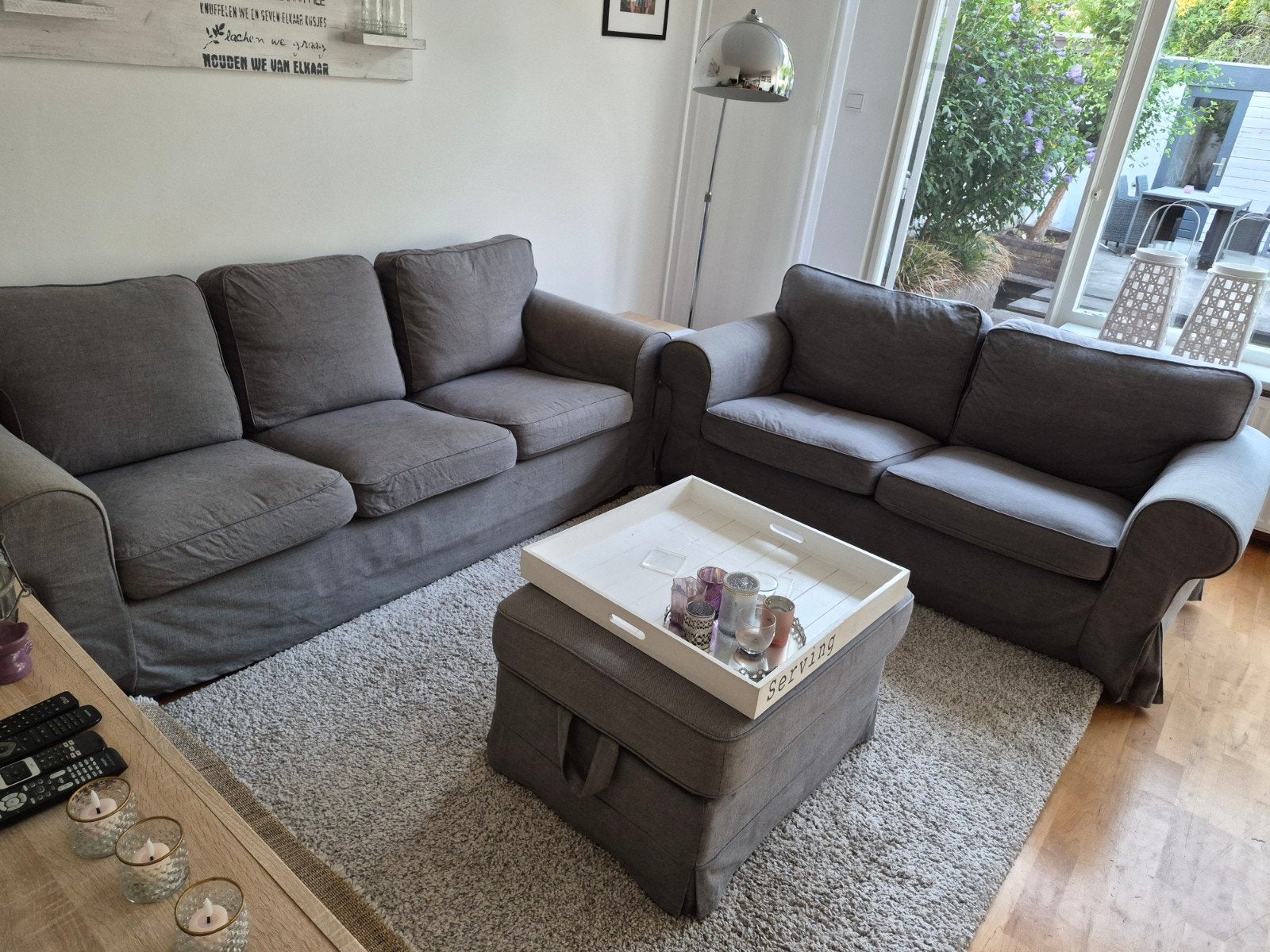 2 mooie Ikea Ektorp banken en een hocker/salontafel., Ophalen, Gebruikt, Stof