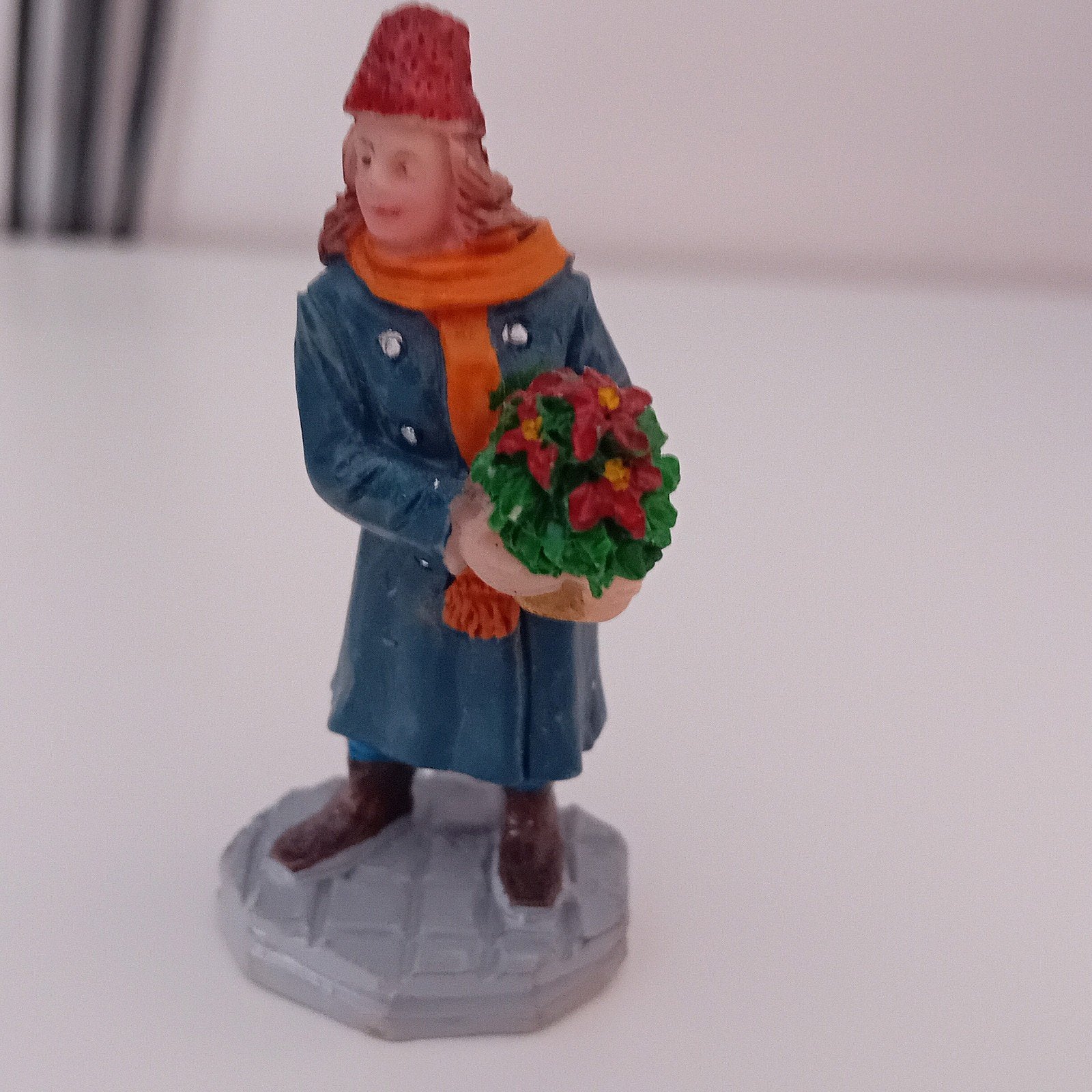 Lemax pretty poinsettia, retired, Lemax figuur Kerstdorp, Ophalen of Verzenden