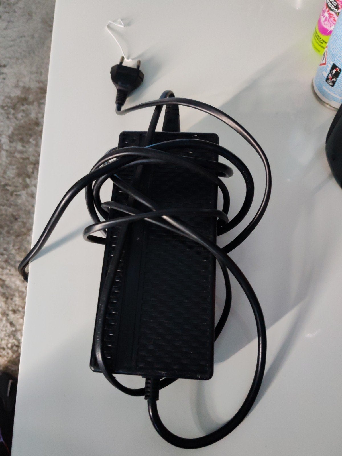Li-ion Batterijlader 42V 2A voor E-bike/Scooter, Ophalen of Verzenden, Gebruikt