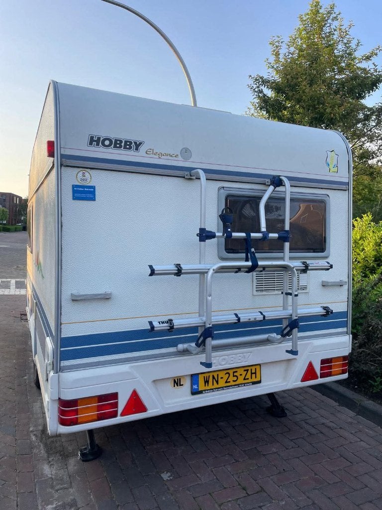 Hobby caravan (1995) inclusief staanplaats  tot oktober., Caravans en Kamperen, Caravans, Vast bed, Hobby, Treinzit, Luifel