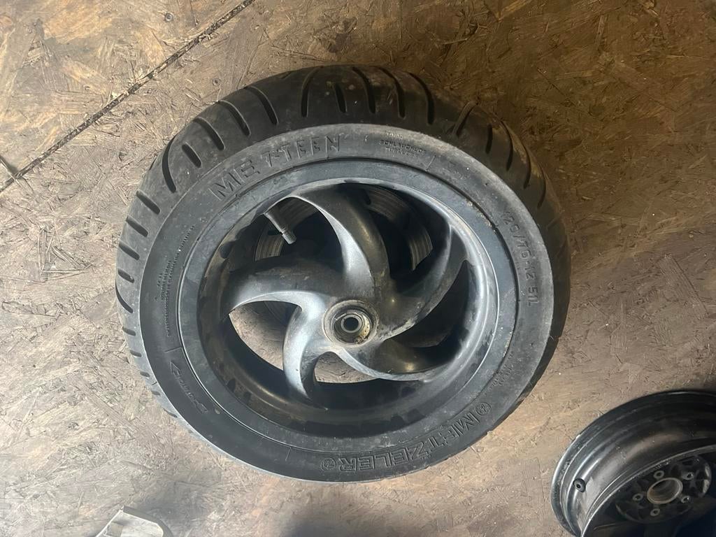 Gilera runner 180 voorwiel voor velg wiel band zwart, Motoren, Ophalen of Verzenden