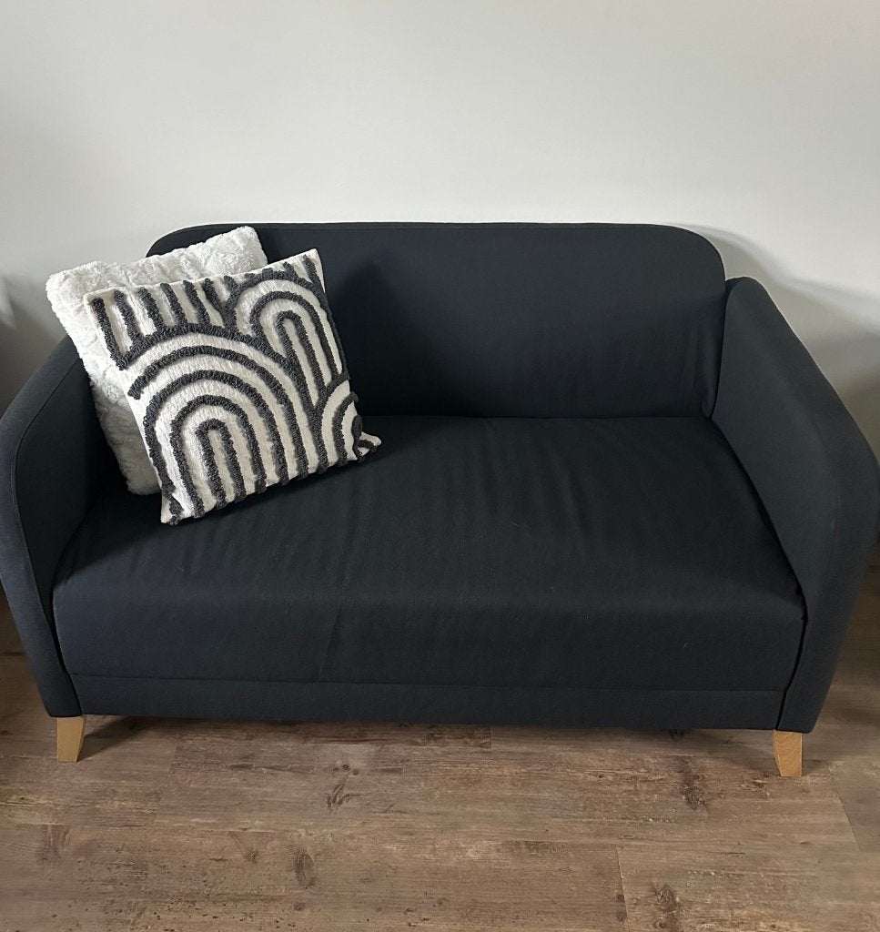 Te koop leuk IKEA Linanäs 2-zitsbankje donkergrijs, Ophalen, Tweepersoons, 75 tot 100 cm, Zo goed als nieuw