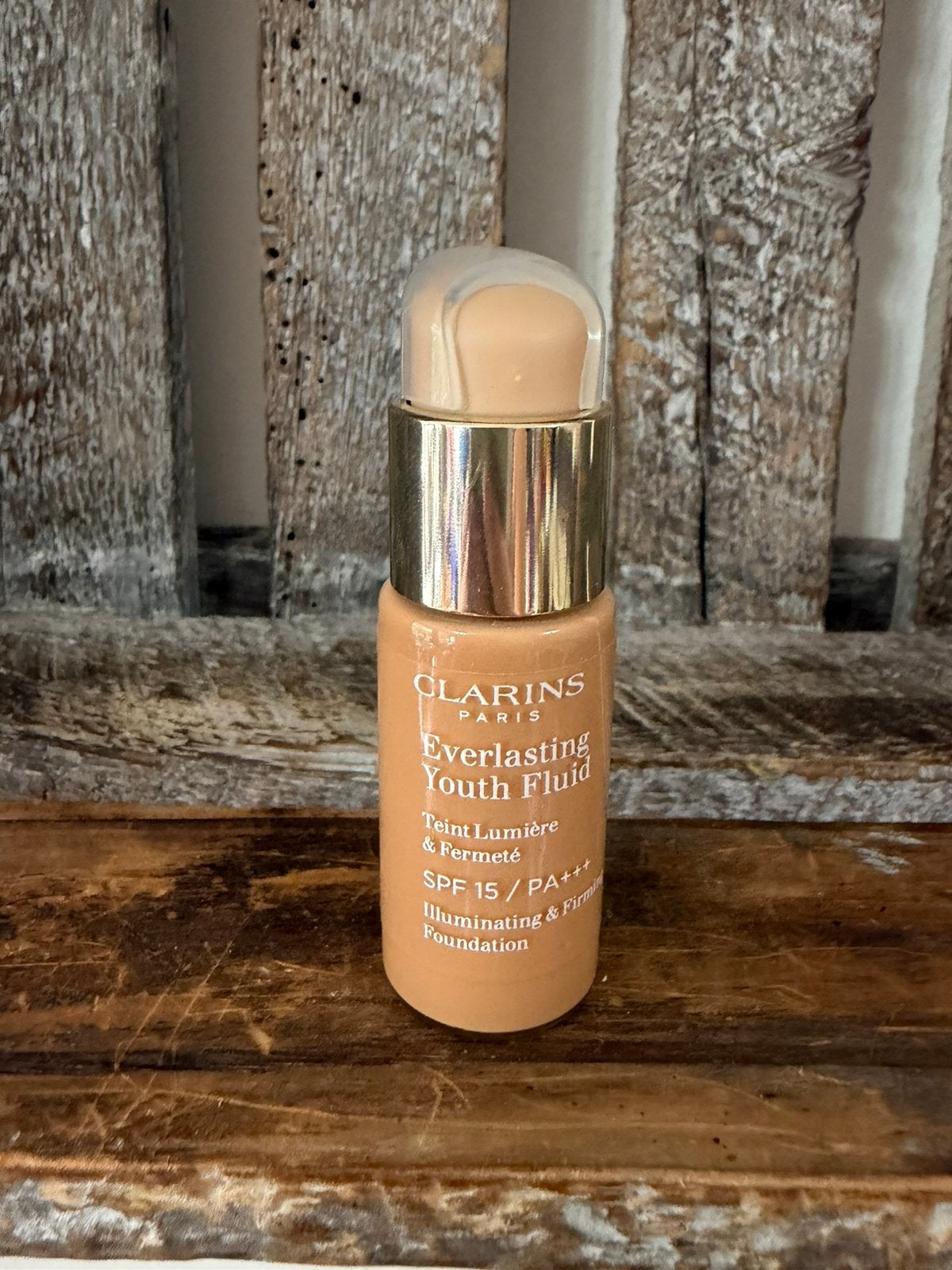 Clarins Everlasting Youth Fluid Foundation 113C, Ophalen of Verzenden, Zo goed als nieuw, Beige, Gehele gezicht
