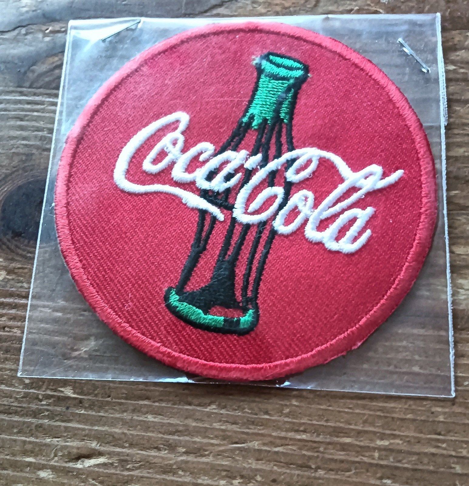 Coca Cola embleem ongeveer 7,5 cm nieuw is op kleding te naa, Ophalen of Verzenden, Nieuw, Gebruiksvoorwerp