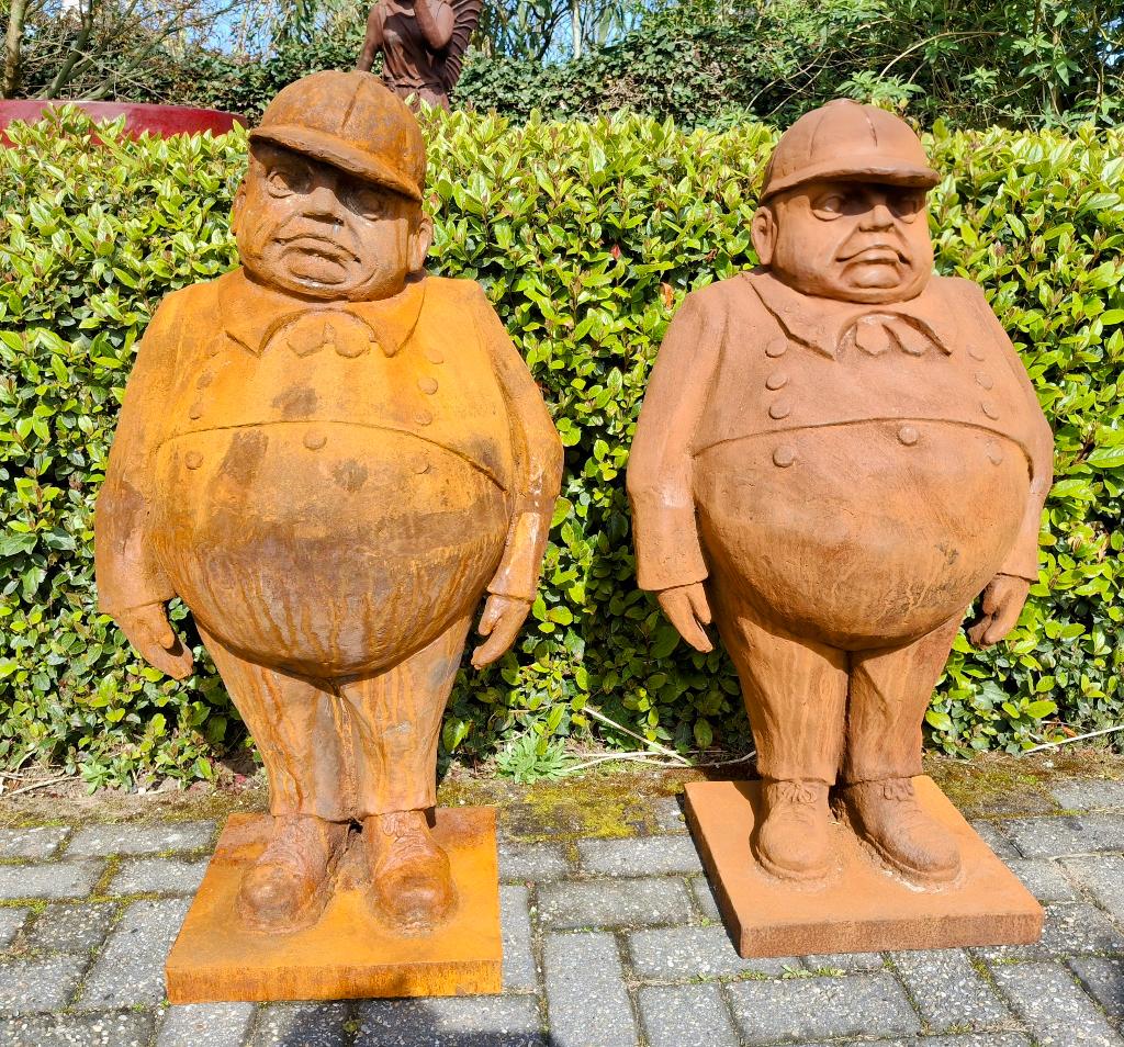 Grote zware gietijzeren beelden tweedledum en tweedledee., Tuin en Terras, Tuinbeelden, Ophalen, Nieuw, Metaal, Mensenbeeld