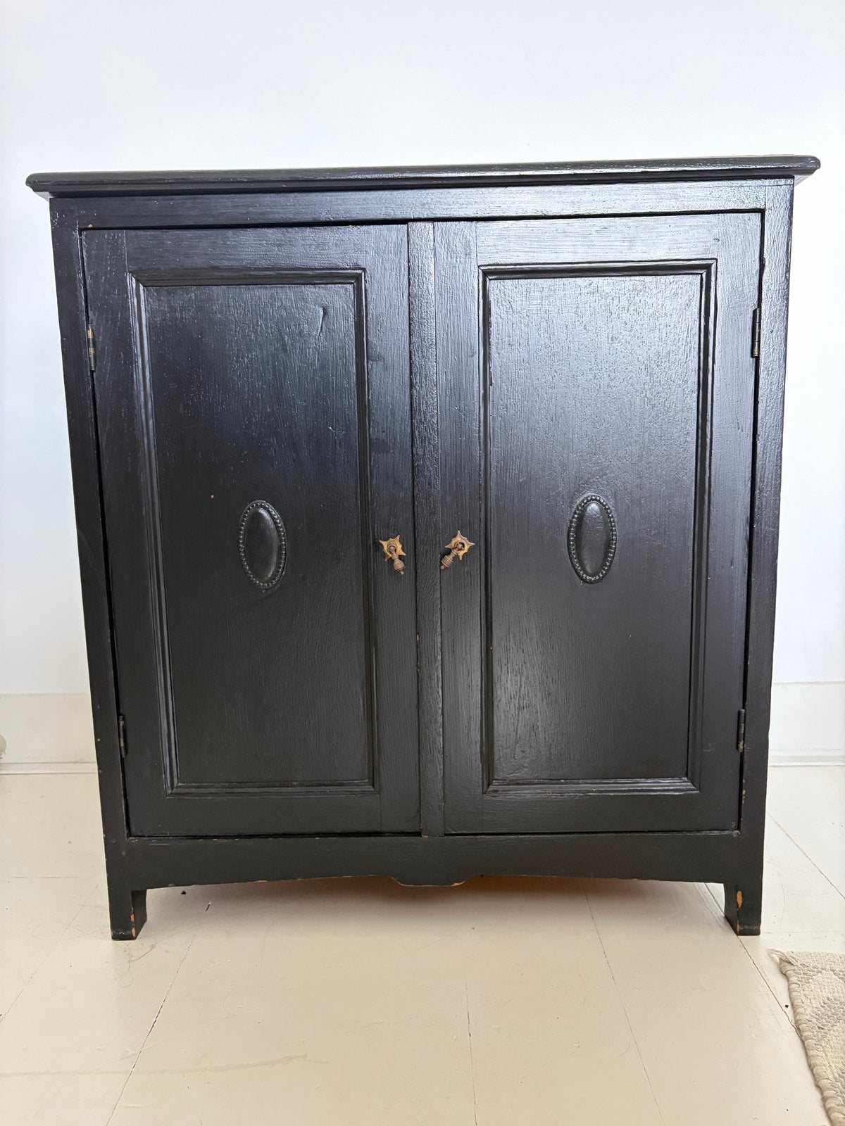 Oude Zwarte Kast met Unieke Details, Antiek en Kunst, Antiek | Meubels | Kasten, Ophalen