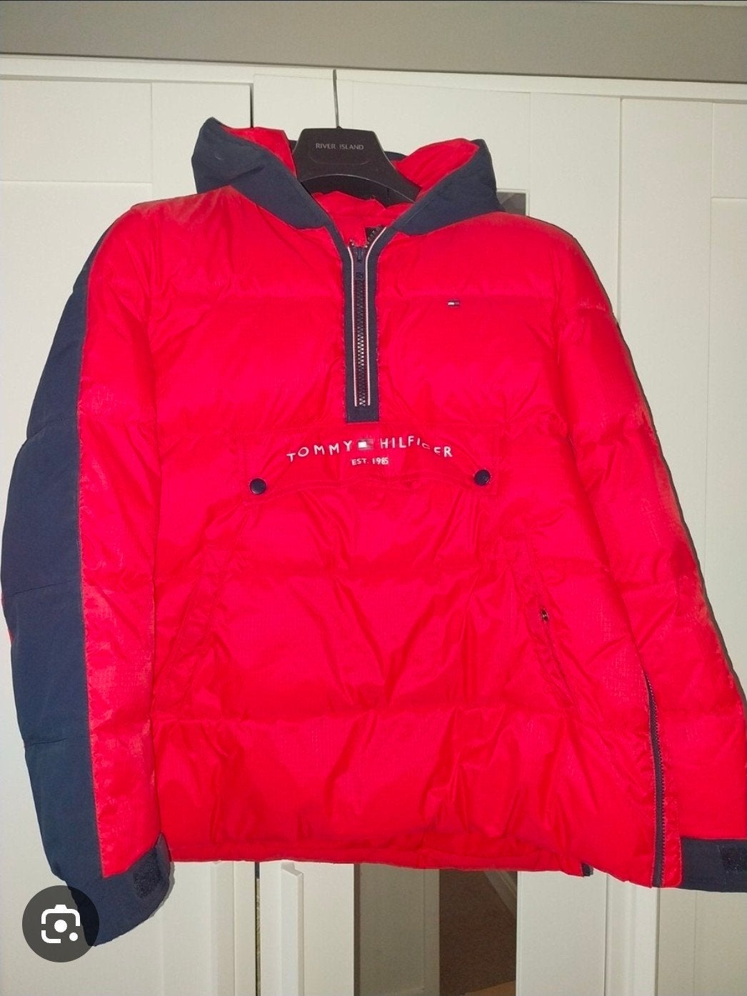 Tommy Hilfiger Puffer Jas Rood/Blauw - Maat 176 🍃, Nieuw, Ophalen of Verzenden, Tommy Hilfiger, Jongen