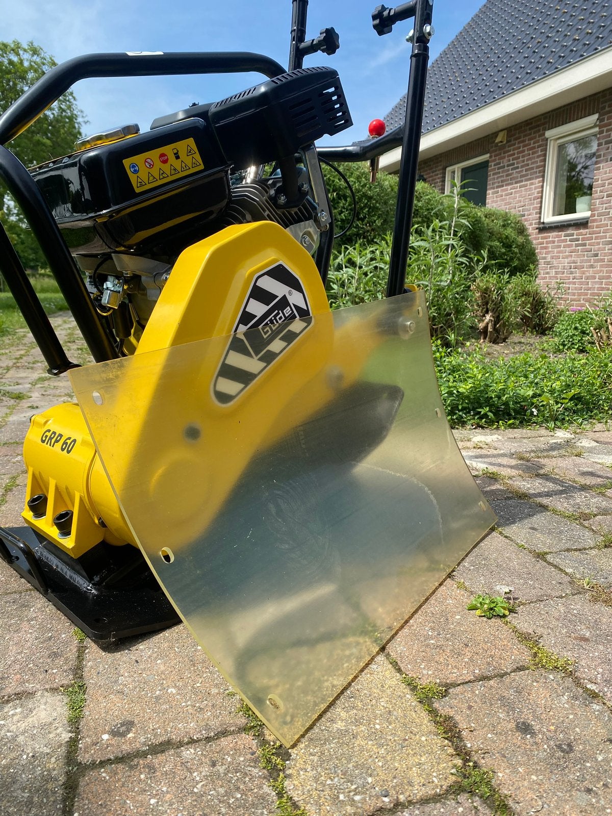 Krachtige trilplaat te huur -met rubbermat - bestrating&zand, Ophalen of Verzenden, Zo goed als nieuw