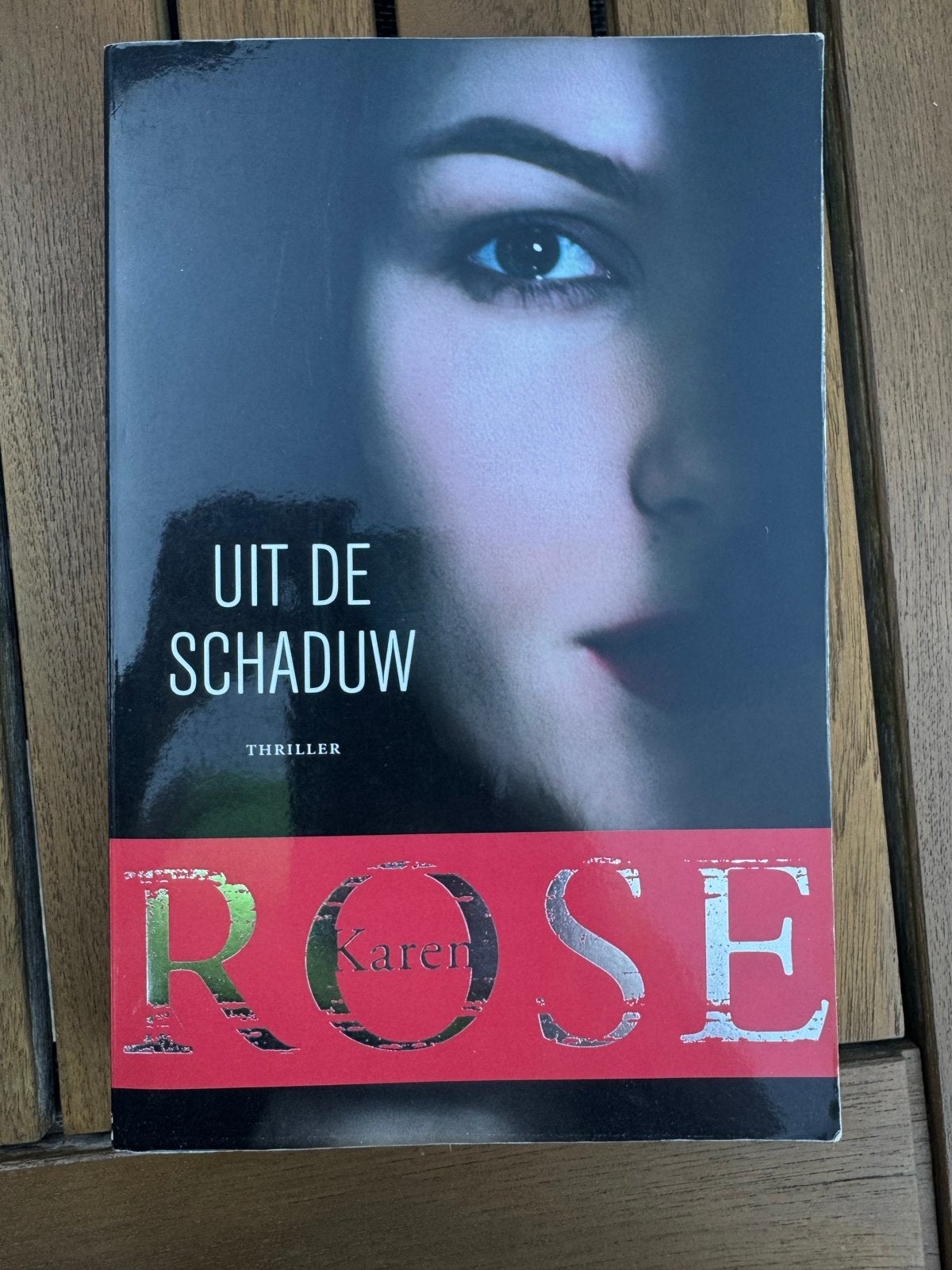 Uit de Schaduw - Karen Rose (Thriller), Ophalen of Verzenden, Zo goed als nieuw, Europa overig