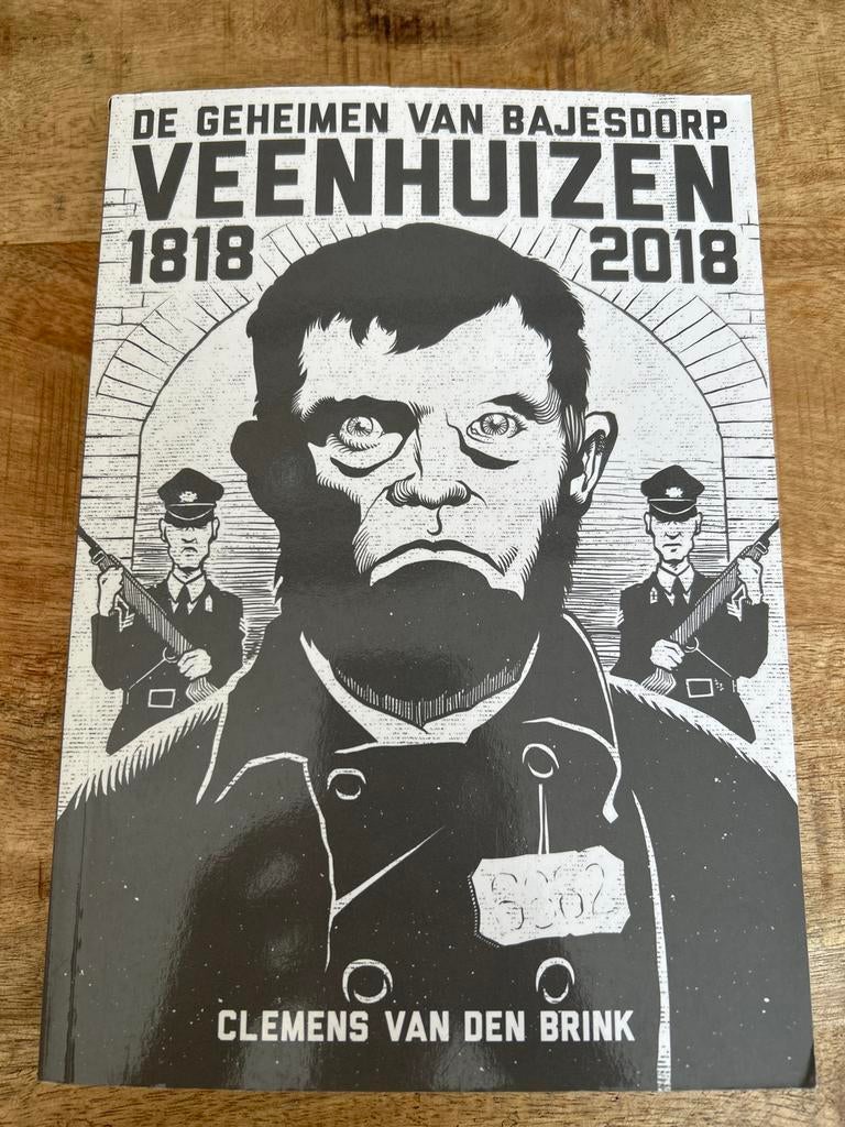 De Geheimen van Bajesdorp Veenhuizen 1818-2018, Boeken, Romans, Zo goed als nieuw, Nederland, Ophalen of Verzenden