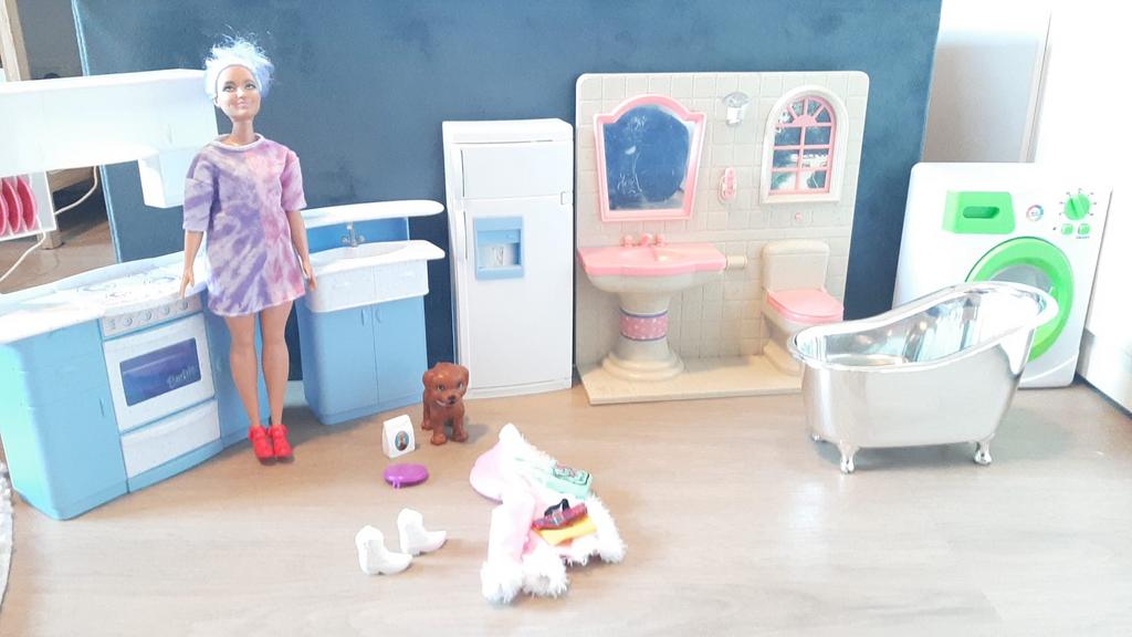Barbie speelset met pop, keuken, badkamer en accessoires, Ophalen of Verzenden, Gebruikt, Meisje