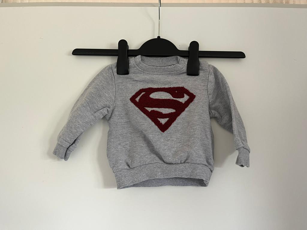 Lichtgrijze trui van superman, maat 74 van Superman, Ophalen of Verzenden, Zo goed als nieuw, Jongetje, Truitje of Vestje