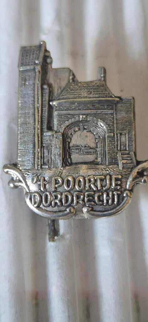 Speldje Poortje van Dordrecht, Verzamelen, Speldjes, Pins en Buttons, Ophalen of Verzenden, Sport