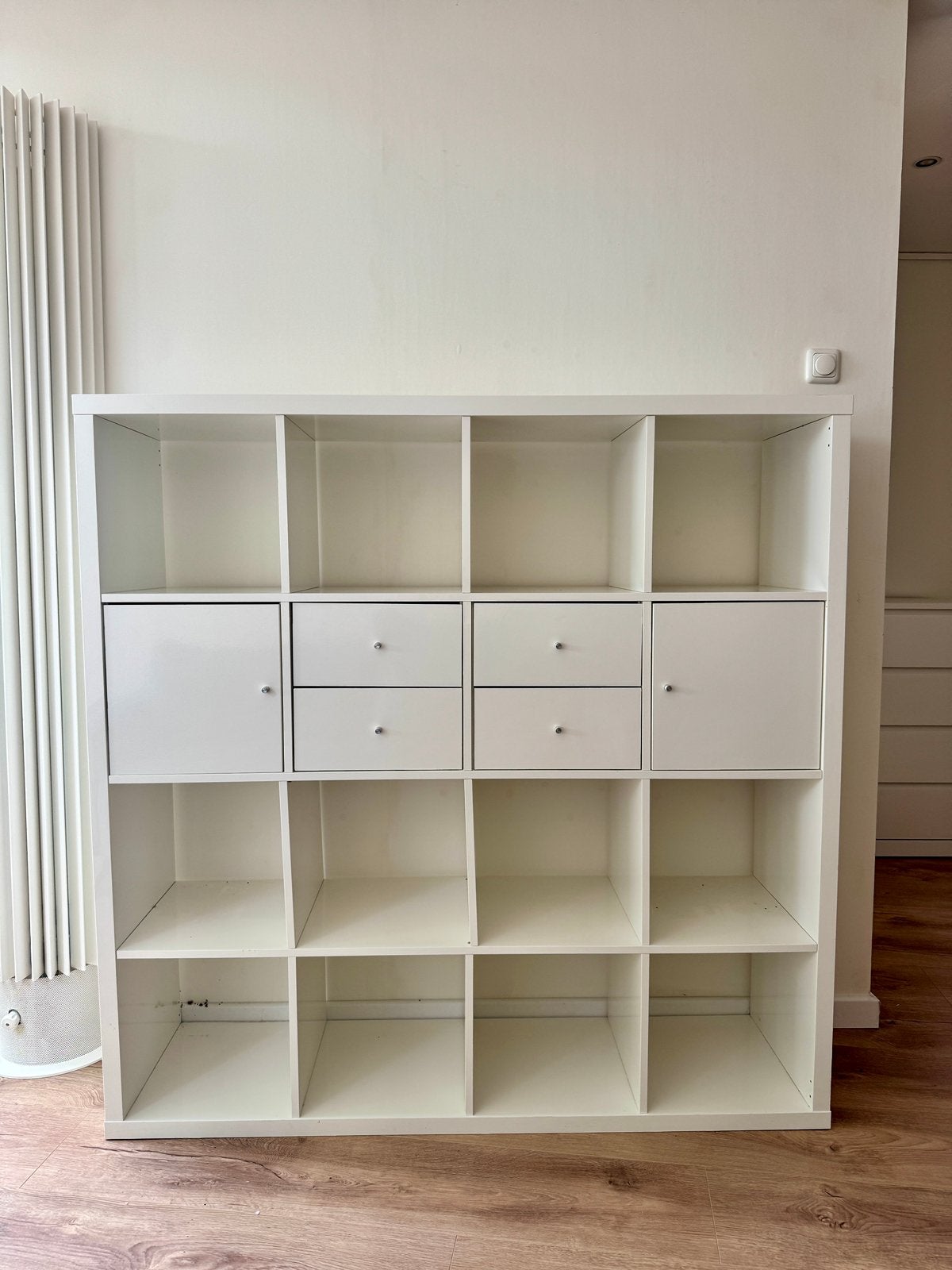 IKEA KALLAX 4x4 wit – 16 vakken met lades en deurtjes, Ophalen, Zo goed als nieuw, 25 tot 50 cm, Minder dan 150 cm
