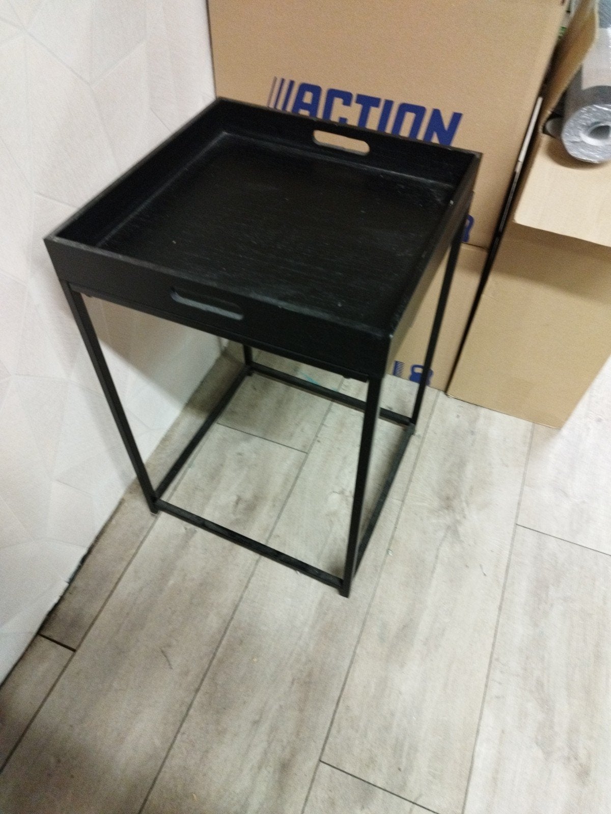 Zwart nachtkastje / bijzettafel Kwantum met dienblad, Huis en Inrichting, Tafels | Bijzettafels, Minder dan 55 cm, Gebruikt, Vierkant