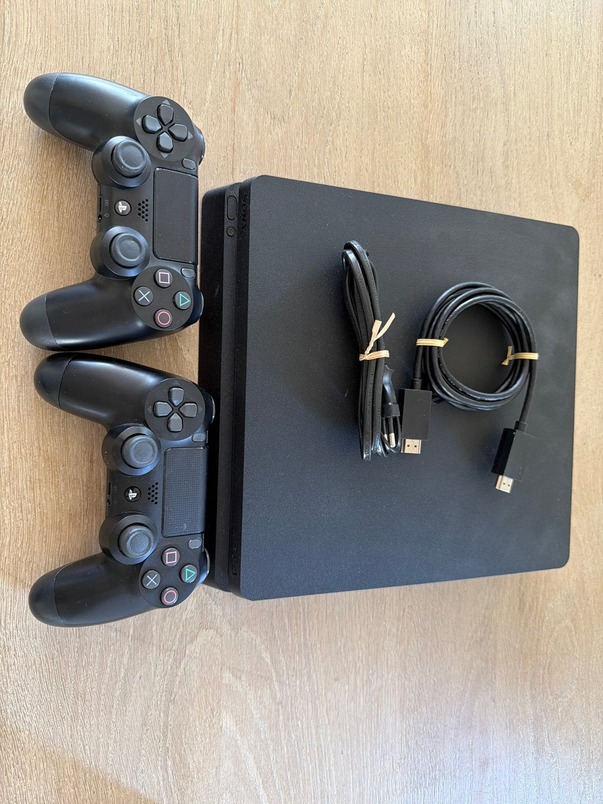 PlayStation 4 Slim met 2 controllers en kabels, Ophalen, Gebruikt, Met 2 controllers, Slim