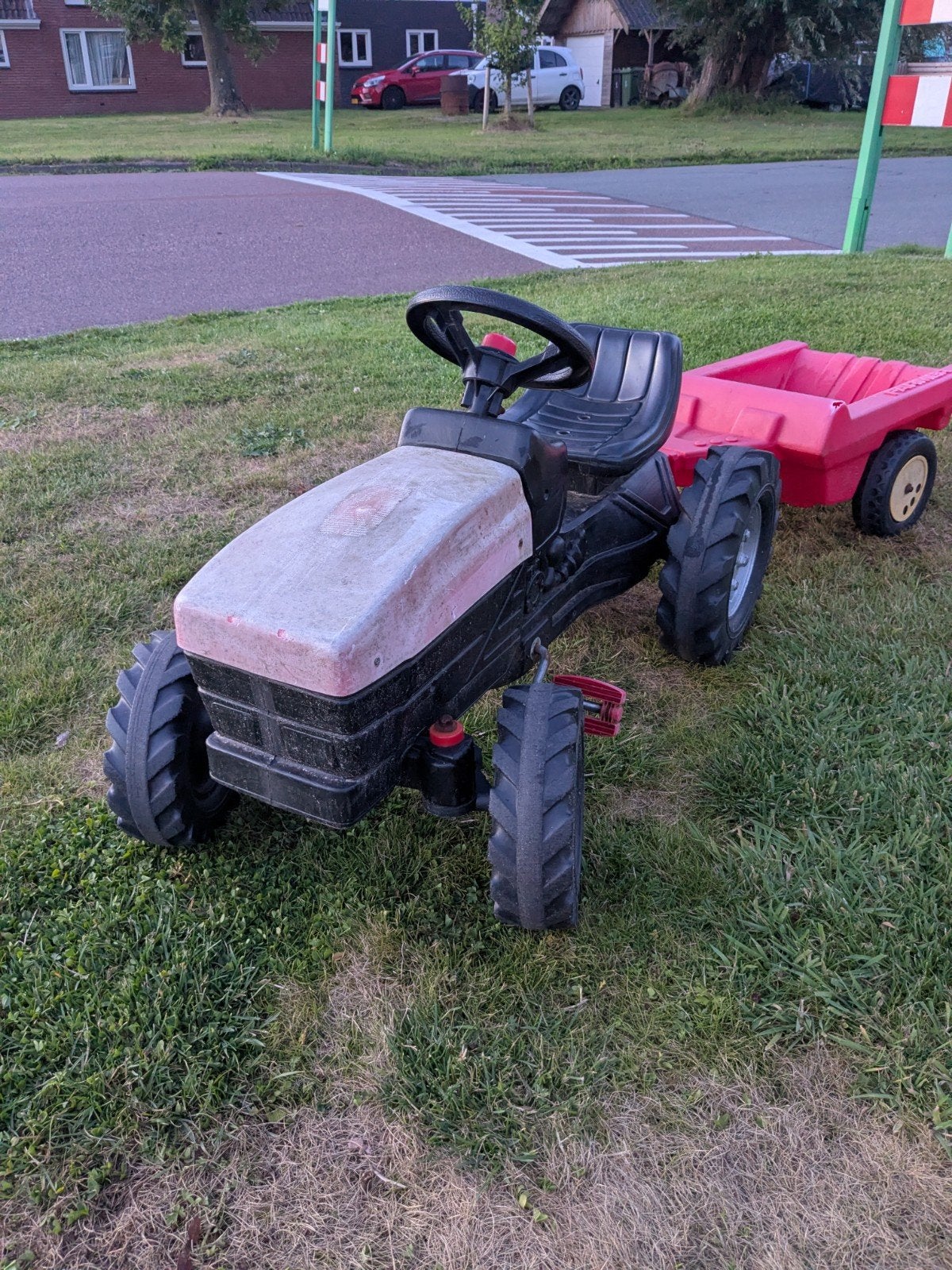 Kleine rode traptrekker met aanhanger, Ophalen, Gebruikt