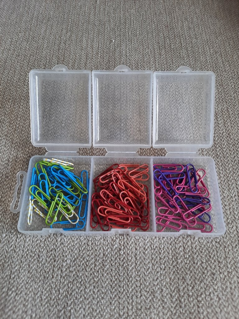 Doosje met 94 gekleurde paperclips, Ophalen of Verzenden, Zo goed als nieuw