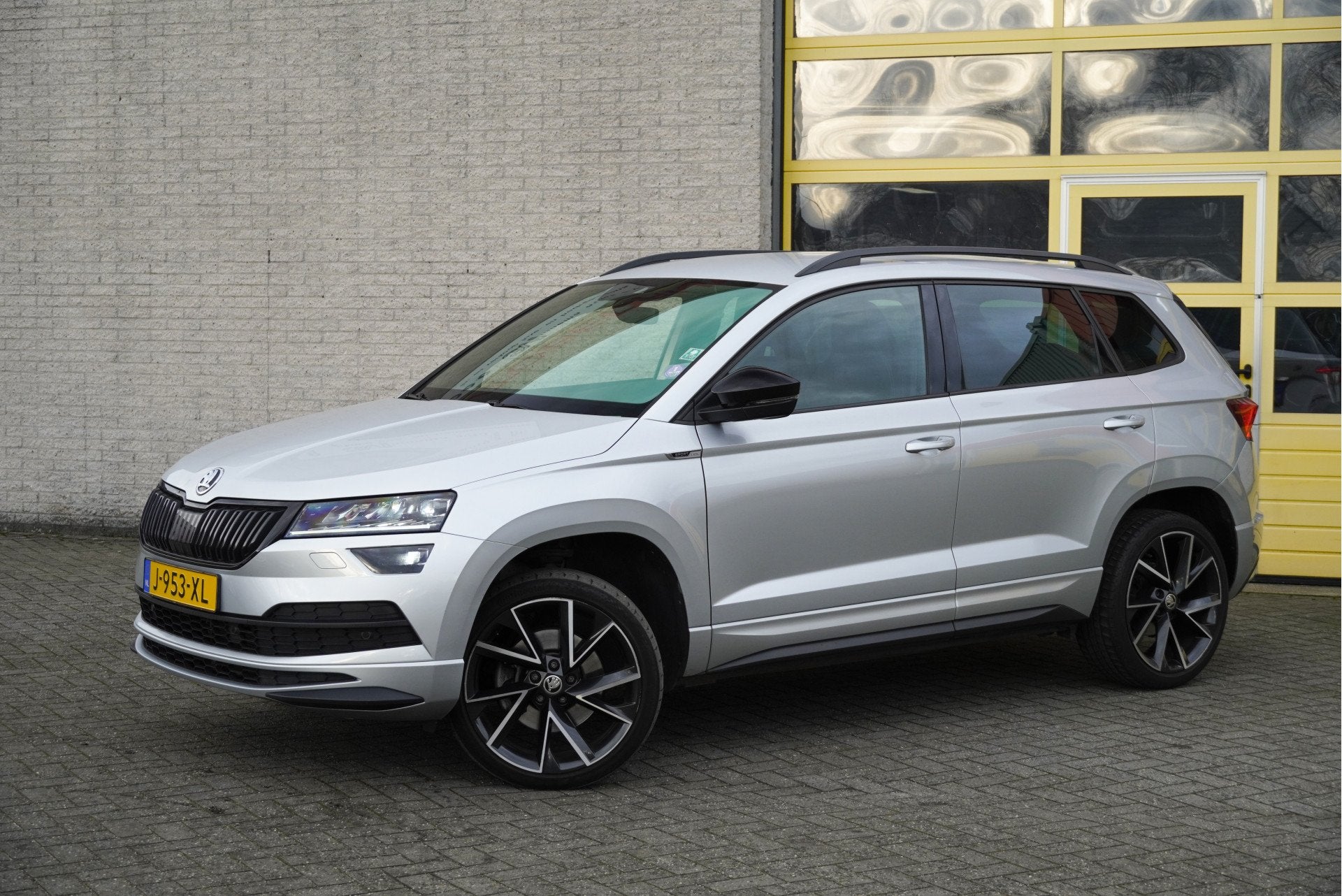 Skoda Karoq 1.5 TSI 150PK! Automaat Sportline Business BJ202, Dealer onderhouden, Stof, 4 cilinders, 150 pk