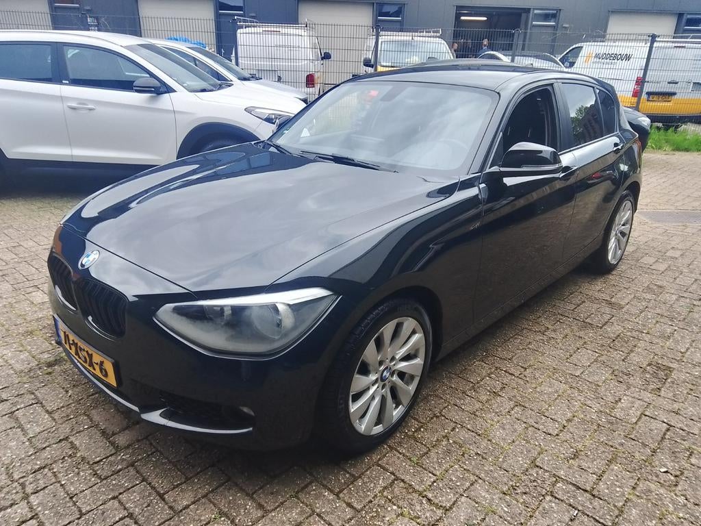 BMW 1-Serie 116I 100KW 5DR 2012 Zwart, Auto's, BMW, 1-Serie, Zwart, 4 cilinders, Zwart