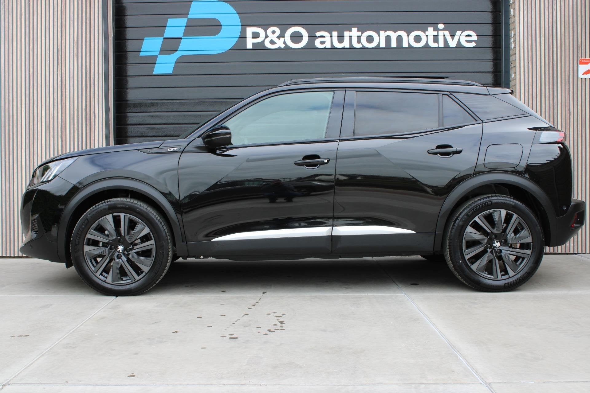 Peugeot 2008 1.2 PureTech GT PANO | ACC | Stoelverwarming, Auto's, Dealer onderhouden, Gebruikt, Zwart, Met garantie (alle)