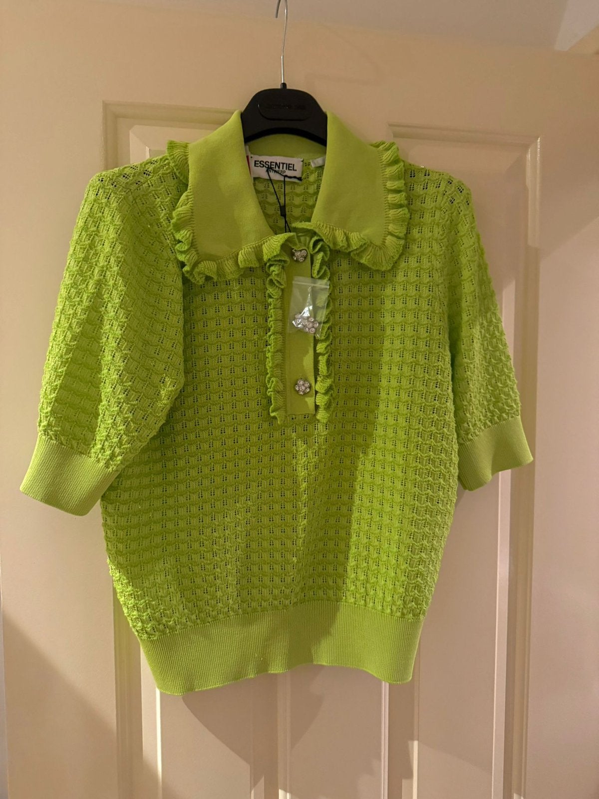 ESSENTIEL ANTWERP - Groene polo top met strass knopen - S, Nieuw, Ophalen of Verzenden, Essentiel Antwerp, Maat 36 (S)