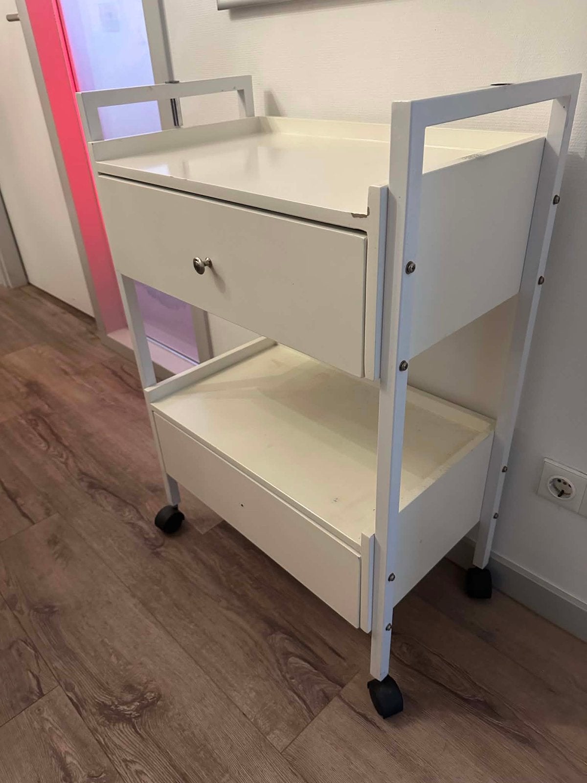 Te koop werktafel voor in schoonheids of pedicure salon