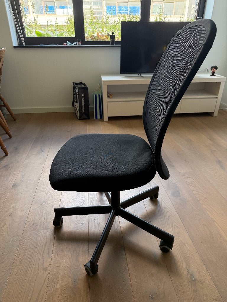 Zwarte bureaustoel met mesh rug — armless