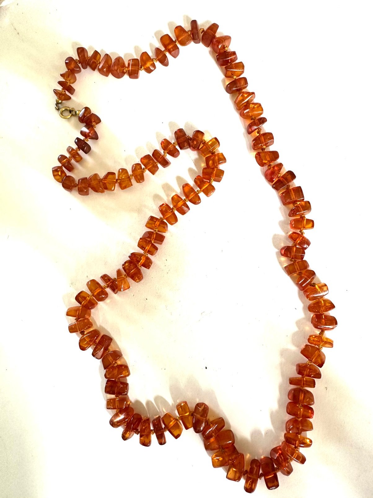Lange vintage geknoopte Baltisch amber ketting, Gebruikt, Bruin, Verzenden, Steen of Mineraal