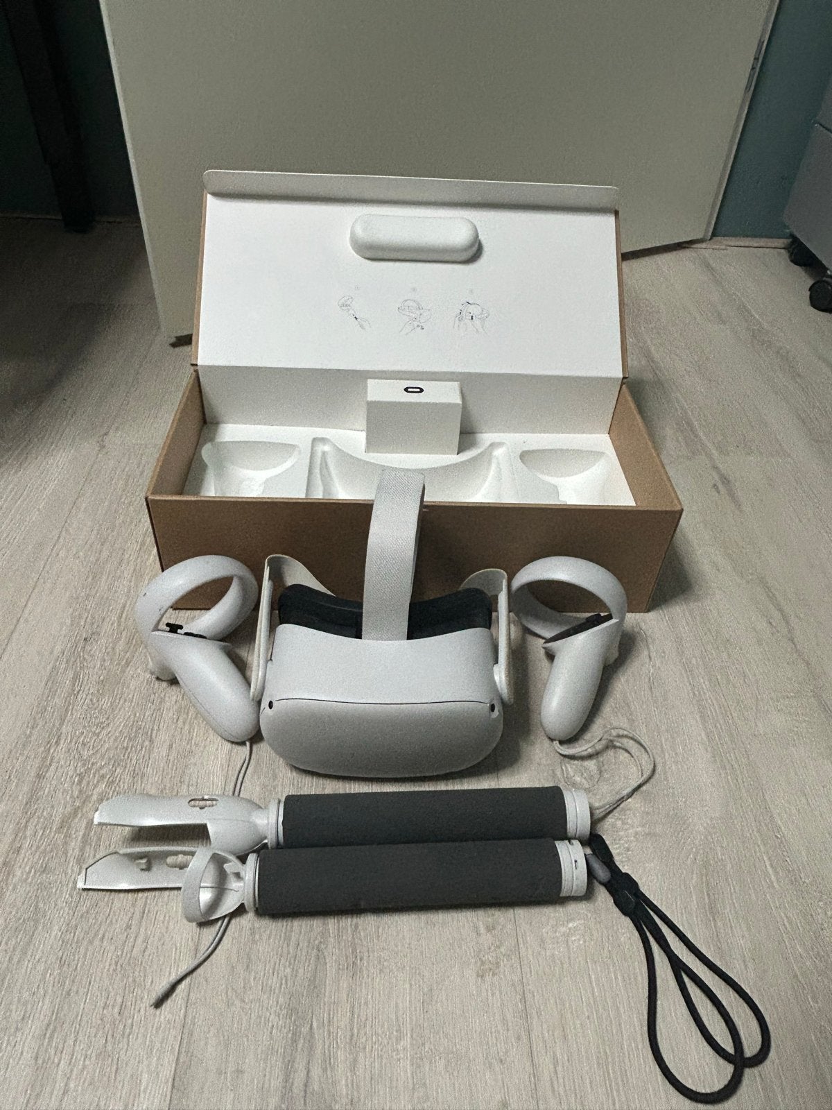 Oculus Quest 2 VR-bril met accessoires, Spelcomputers en Games, Virtual Reality, Ophalen, Zo goed als nieuw, VR-bril, Overige platformen