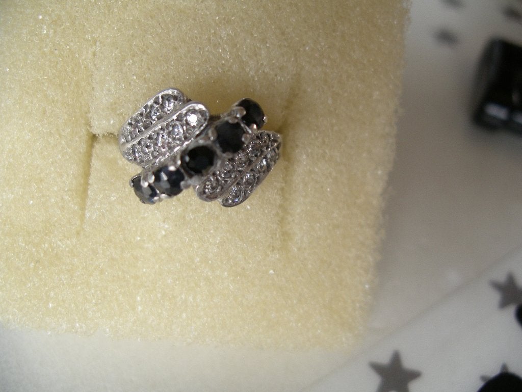 Een Zilveren Ring met Witte en donkerblauwe Saffiertjes, Verzenden, Zilver, Ring, Met edelsteen