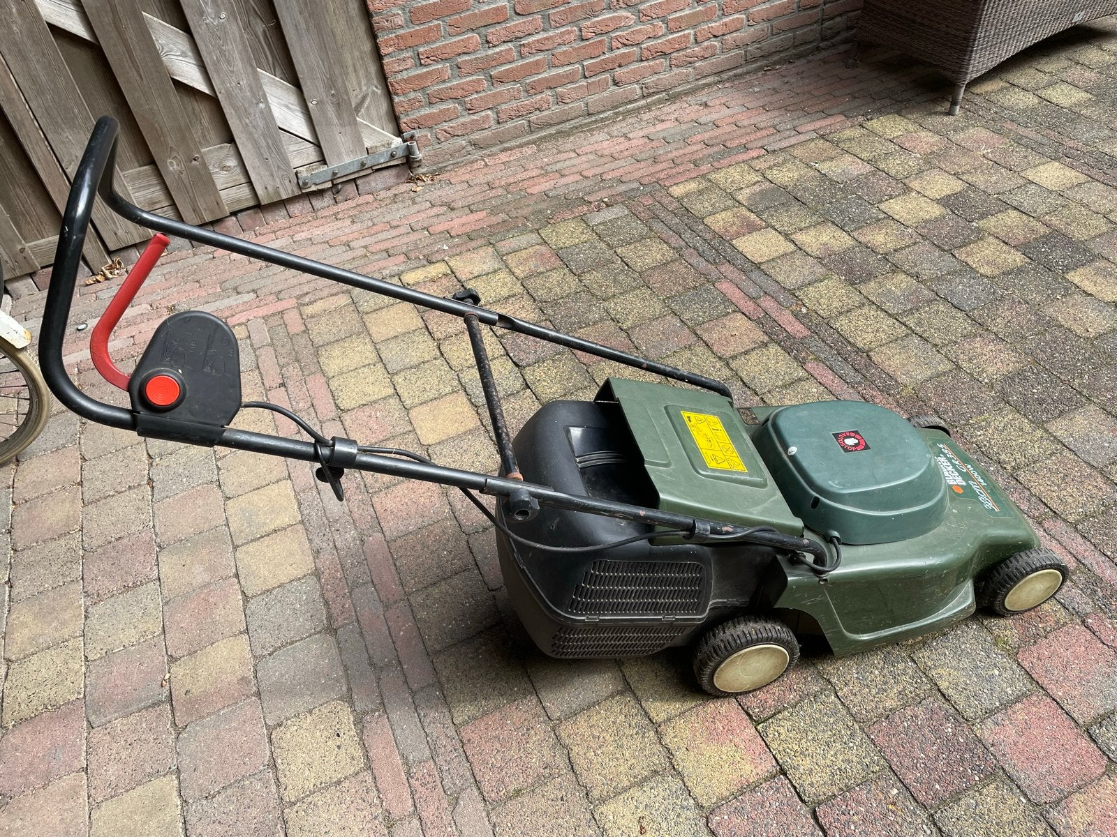 Black & Decker GR385 elektrische grasmaaier 38cm 1400W, Ophalen, Cirkelmaaier, Gebruikt, Elektrische grasmaaier