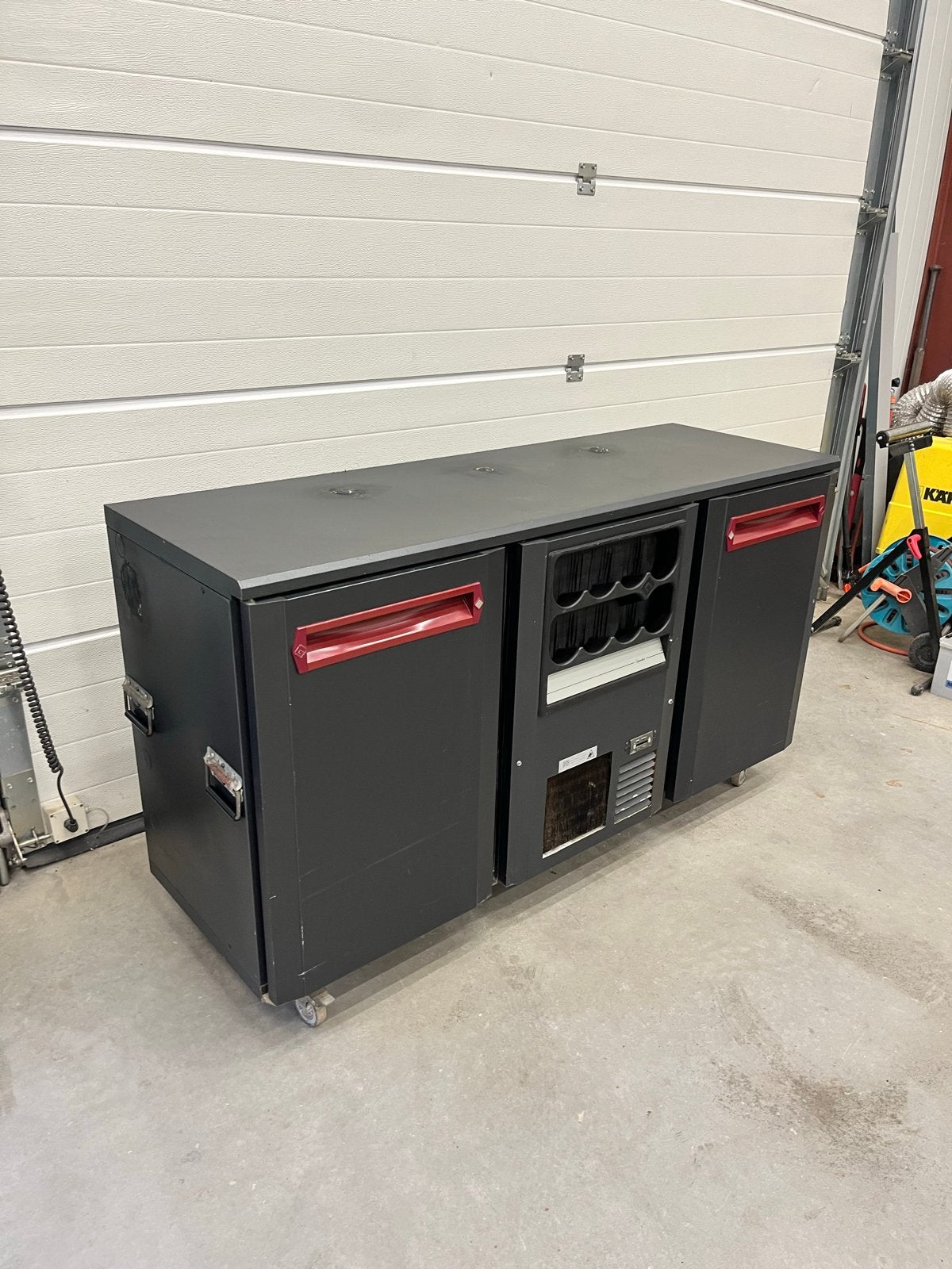 Mobiele bar met koeling en flessenrek, Ophalen, Gebruikt