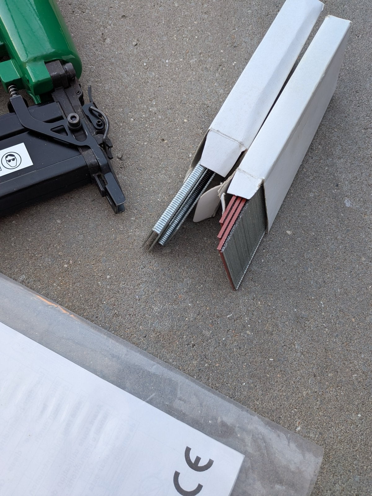 Nietmachine/Tacker op luchtdruk met nietjes, Doe-het-zelf en Verbouw, Ophalen, Zo goed als nieuw