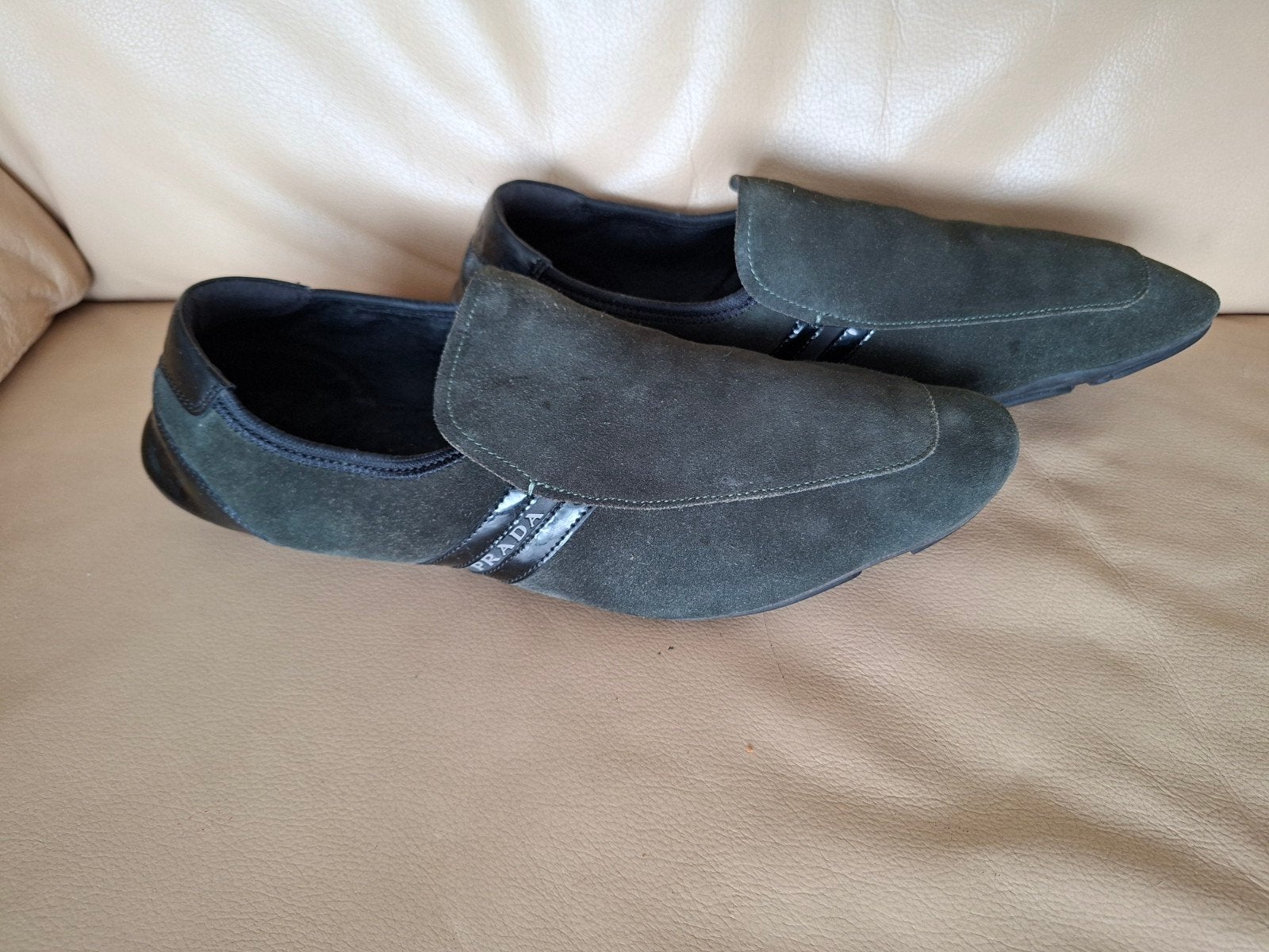 Prada Sport Linea Rossa Suede Loafers / Drivers – Maat 43, Ophalen of Verzenden, Zo goed als nieuw, Zwart, Loafers