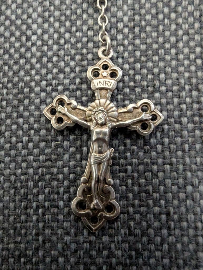 Zilverkleurige ketting met kruis en hartje, Sieraden, Tassen en Uiterlijk, Kettingen, Ophalen of Verzenden