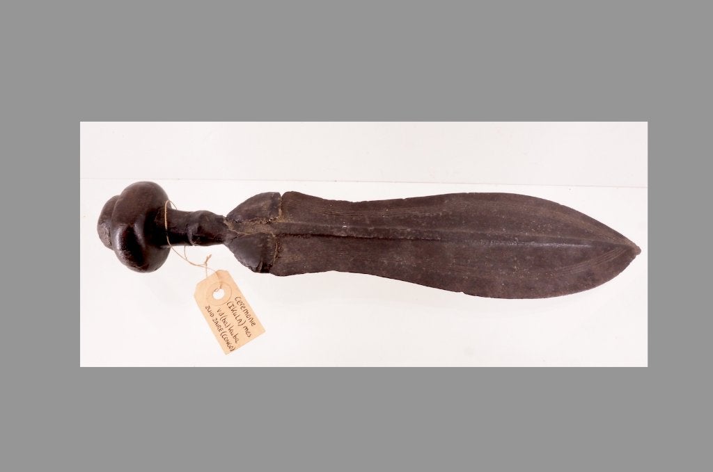 Zeer oud Kuba Ikula zwaard / mes Congo (250928-02), Antiek en Kunst, Afrika, Handgemaakt, Ophalen of Verzenden, Bruin