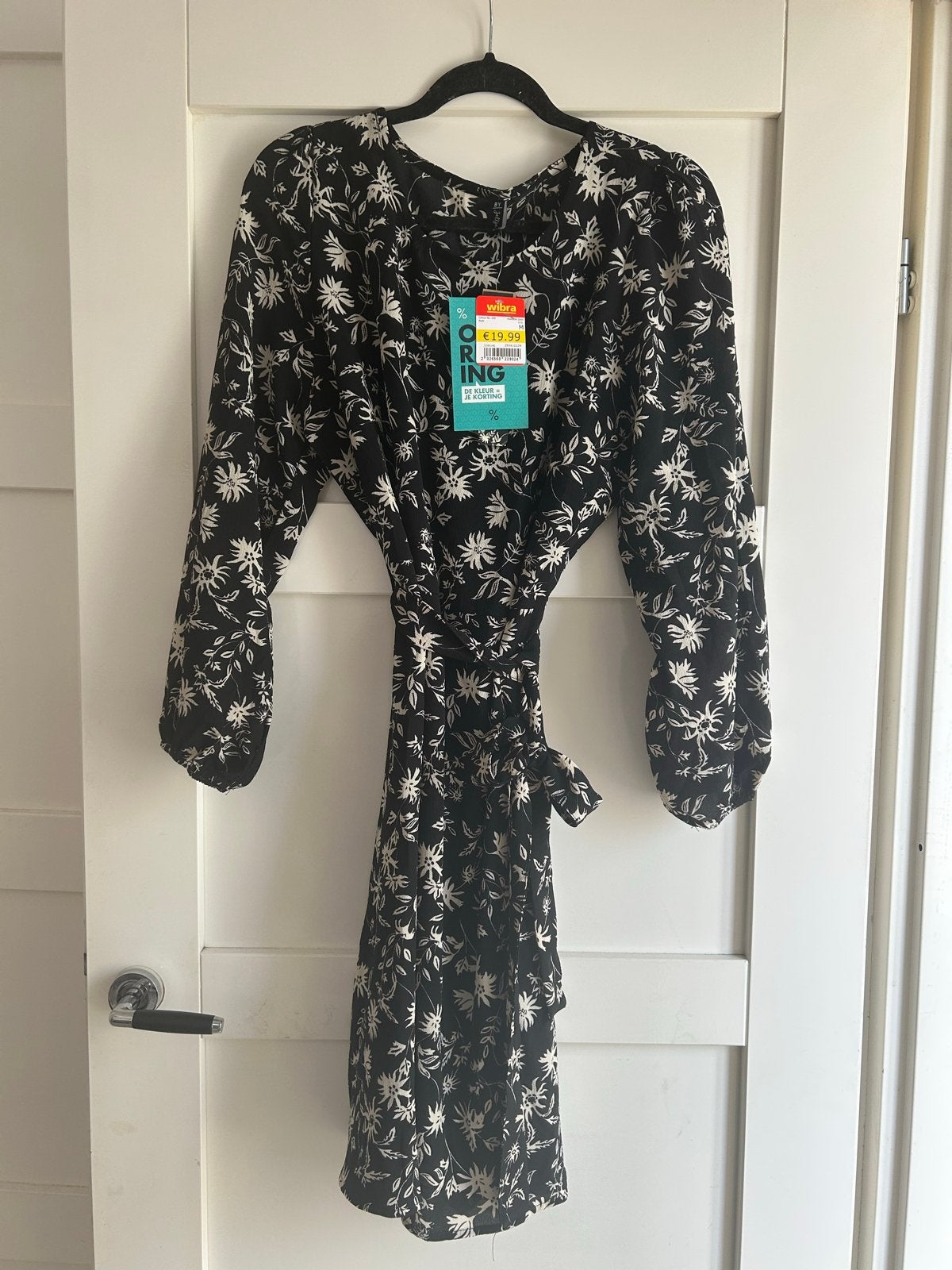 Wibra Zwart Bloemenjurk Maat M, Kleding | Dames, Jurken, Maat 38/40 (M), Zwart, Nieuw, Ophalen of Verzenden
